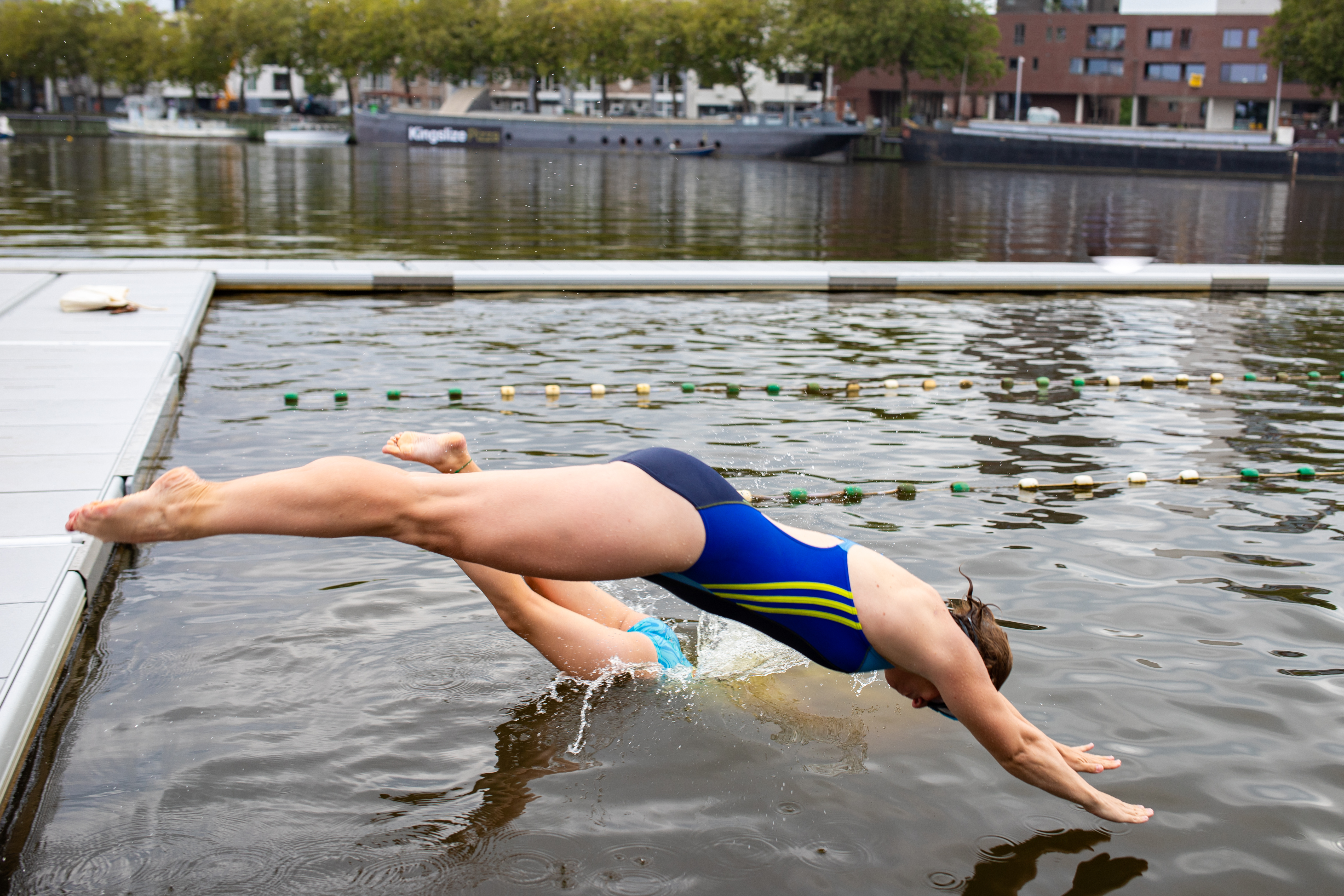 Vrouw duikt in zwemzone Keerdok