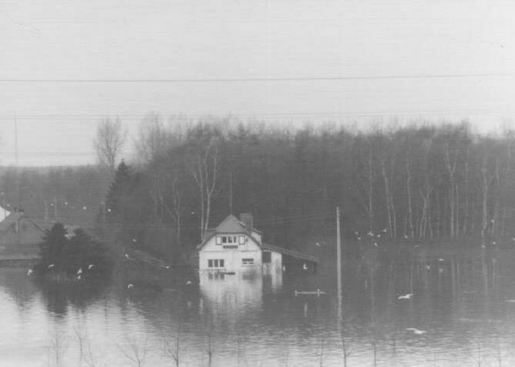 huis onder water door overstroming