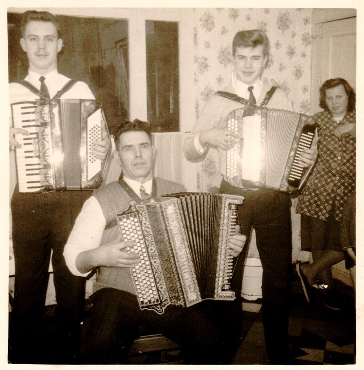 drie mannen met accordeon