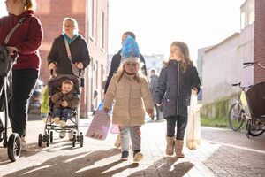 Kinderen op stap verkleed met mijter