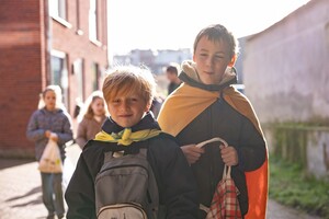 Twee vriendjes verkleed met mantel