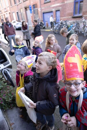 Zingende kinderen verkleed met mijter