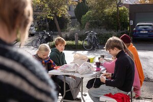 Kinderen eten pannenkoeken