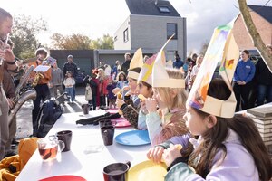 Kinderen eten pannenkoeken en fanfare speelt