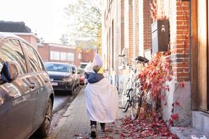 Kindje verkleed met mijter en mantel