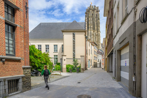 Met de toren in de achtergrond straalt de nieuwe Begijnenstraat.