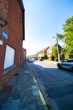 De Galgestraat voor de werken. We zorgen voor bredere voetpaden. Zo kan iedereen vlot en veilig door de straat wandelen.