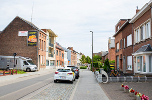 Een vernieuwde en veiligere Grote Nieuwedijkstraat. Ondanks de weinige ruimte, zorgen we toch voor parkeerruimte. Als je door de straat wandelt, passeer je ook heel wat groenvakken. 