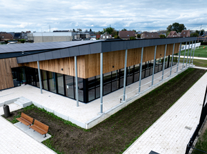 De vernieuwde sportsite Leest. De oude, leegstaande schaatsbaan breekten we af. Zo kwam er plaats vrij voor een nieuw gebouw met cafetaria, kleedkamers, grotere ruimtes voor (buurt)activiteiten ...